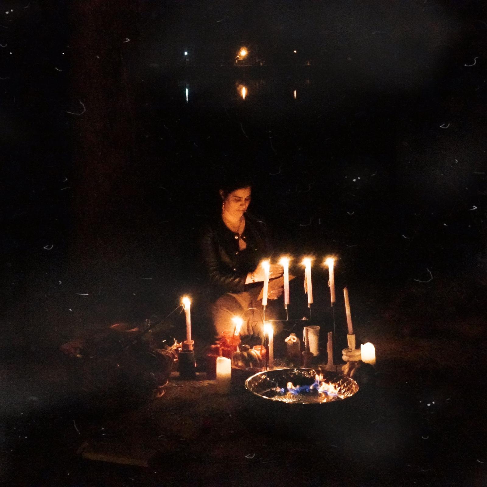 Ritual la lumina lumânărilor, noaptea