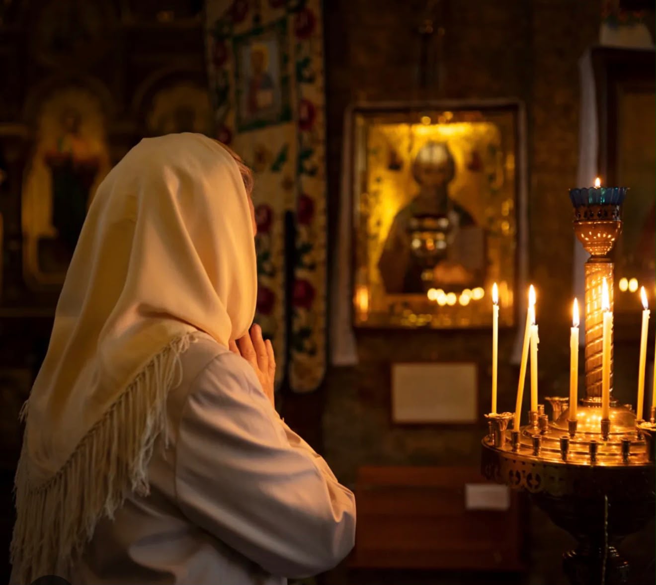 Tămăduitoarea Amalia Agata în rugăciune, la lumina lumânărilor